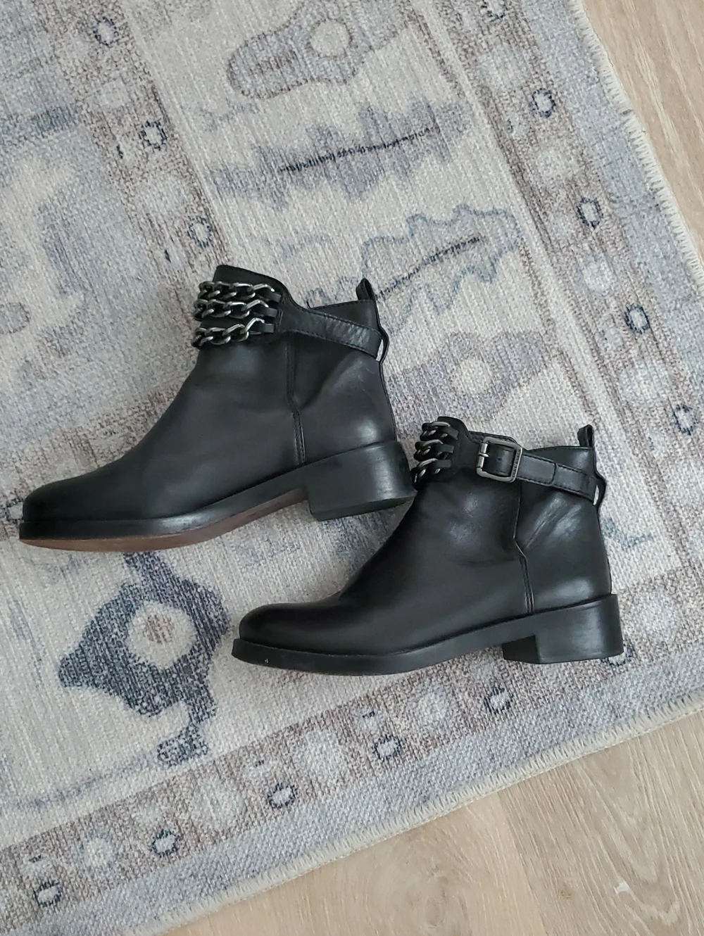 Tory Burch Bloomfield chain Black leather ankle Moto boots Shoes Sz7